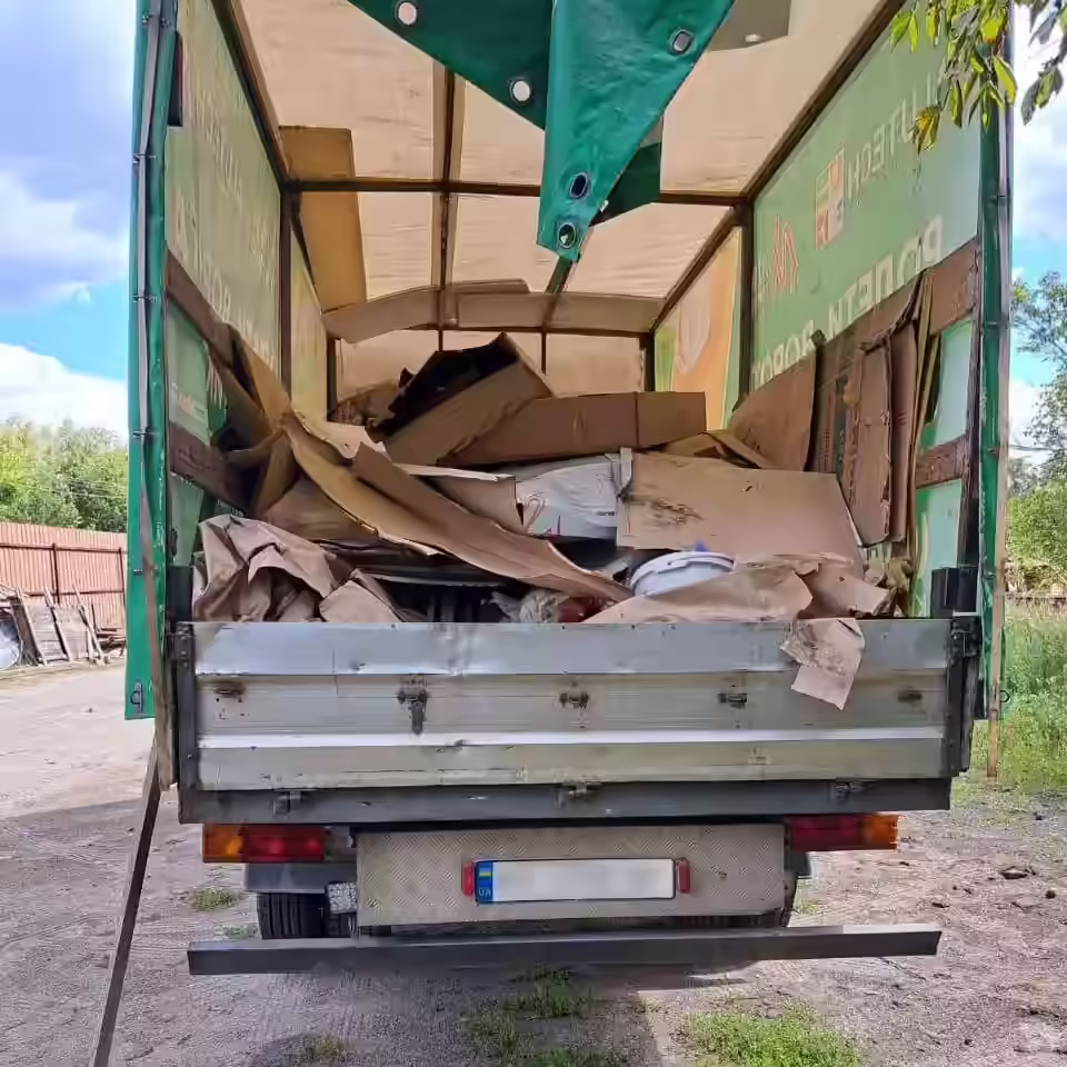 Заказать вывоз мусора из дачи с грузчиками