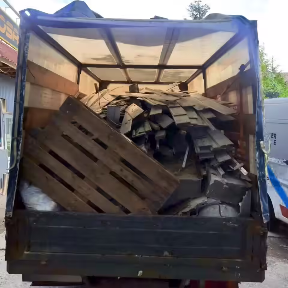 Замовити машину для вивозу непотребу з вантажниками Ворзель